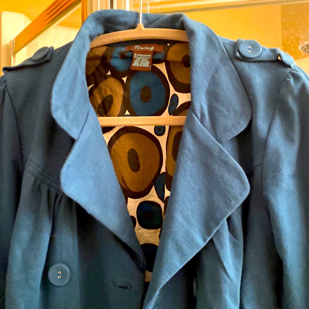 Timing Teal blue cropped jacket with bold geometric lining